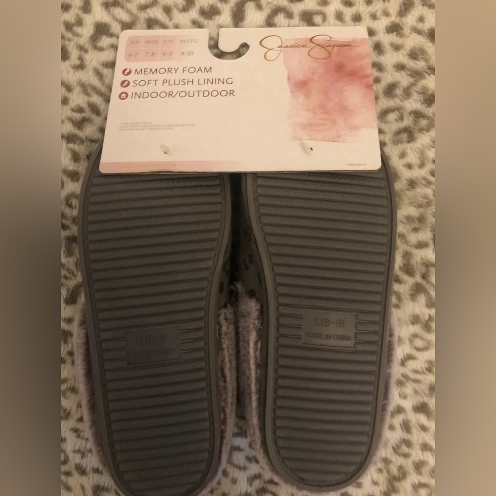 Jessica Simpson Indoor/outdoor Slipper
Gray Leopard & Fur Size Large 8-9 - Picture 3 of 5